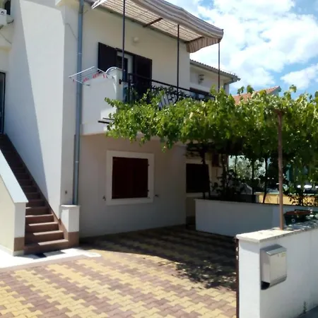 Mladen Apartman Za Obitelj Vodice